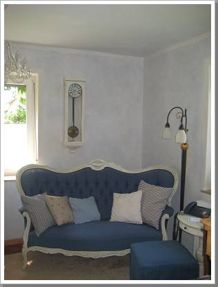 0003_a003  wohnzimmer blaubrau biedermeiersofa.jpg